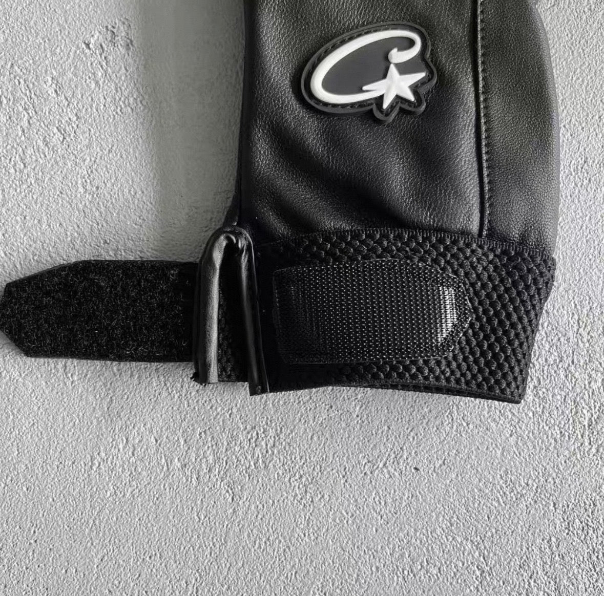 Corteiz glove